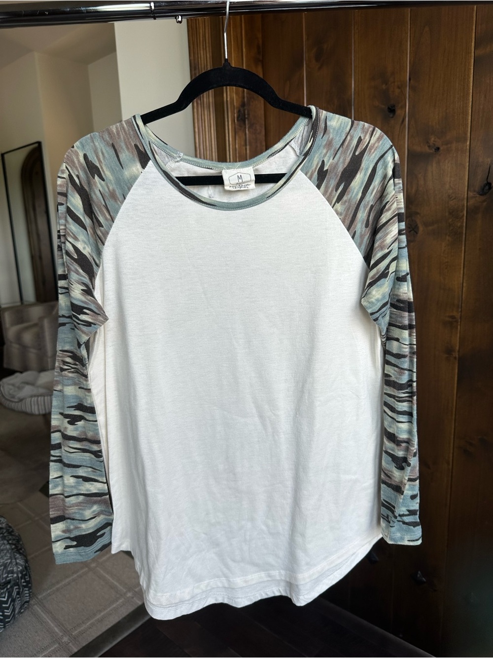 daisy rae camo baseball tee